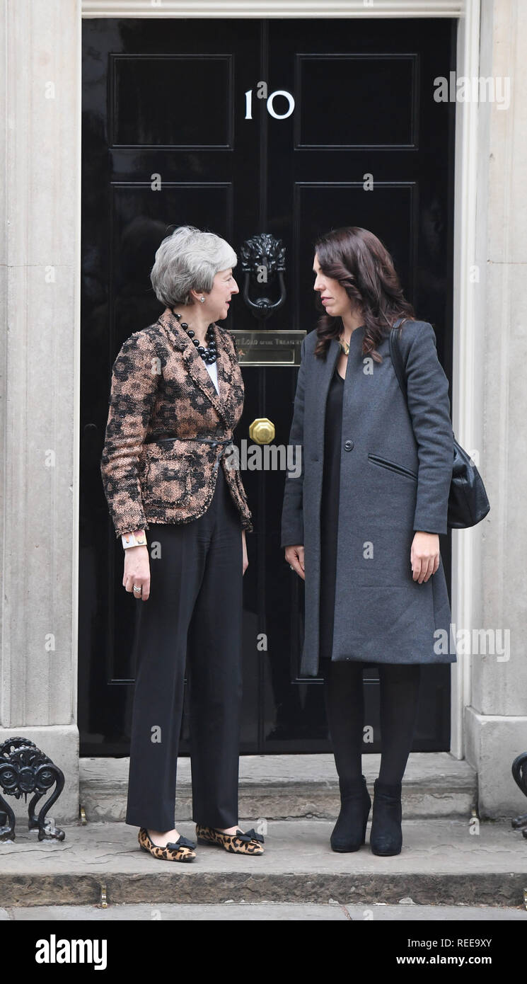 Premier ministre Theresa Mai (à gauche) accueille le nouveau Premier Ministre de la Nouvelle-Zélande à 10 Jacinda Ardern, Downing Street à Londres pour des entretiens. Banque D'Images