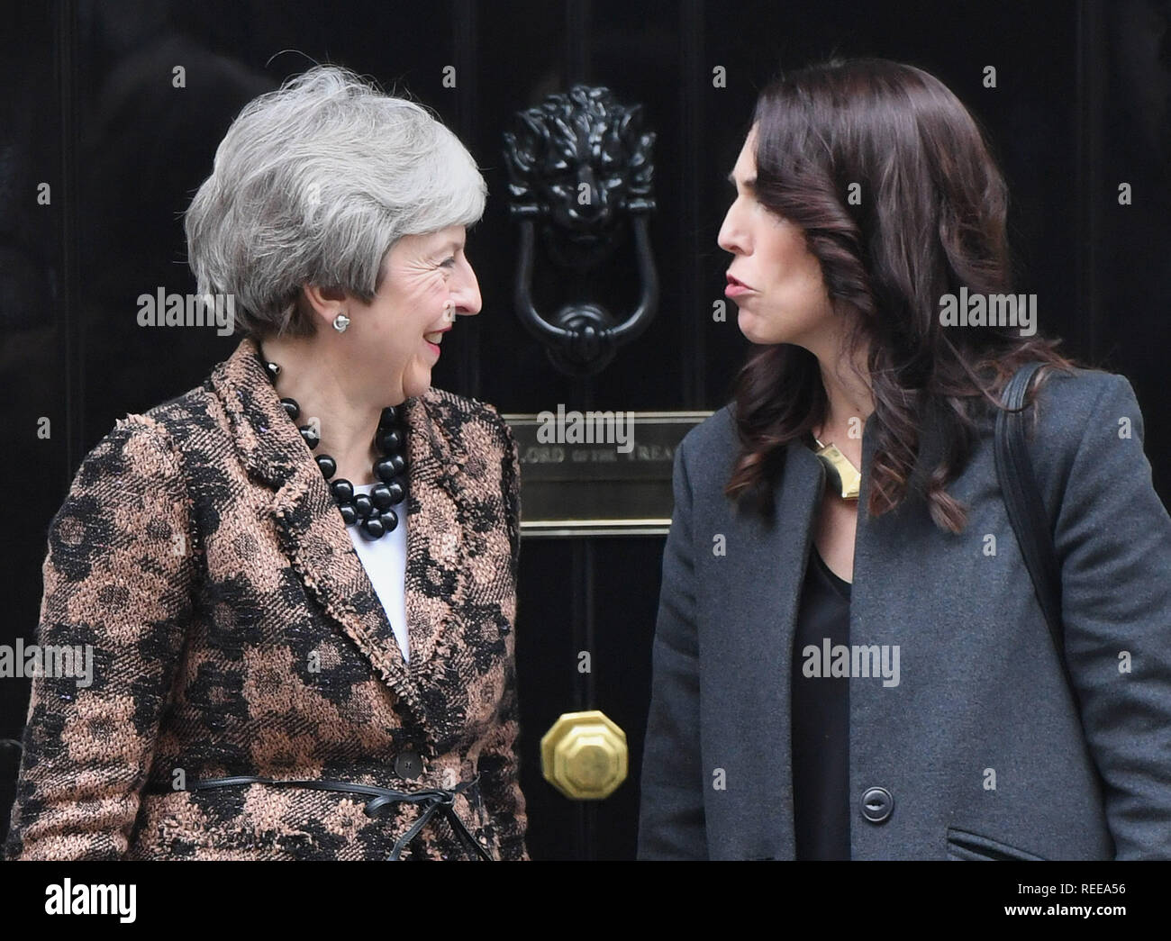 Premier ministre Theresa Mai (à gauche) accueille le nouveau Premier Ministre de la Nouvelle-Zélande à 10 Jacinda Ardern, Downing Street à Londres pour des entretiens. Banque D'Images