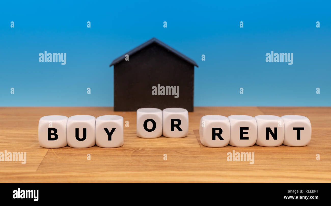 À la vente et à la location. Formulaire dés les mots "acheter ou louer" en face d'un model house Banque D'Images