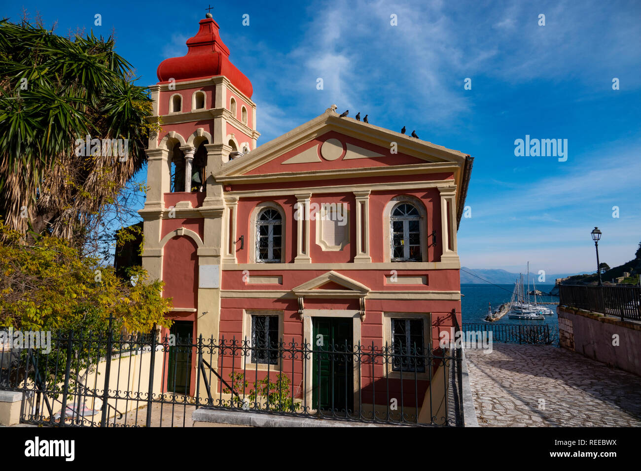 Grèce CORFOU Corfou Ville Madrakinas Église orthodoxe grecque par la mer Ionain Banque D'Images