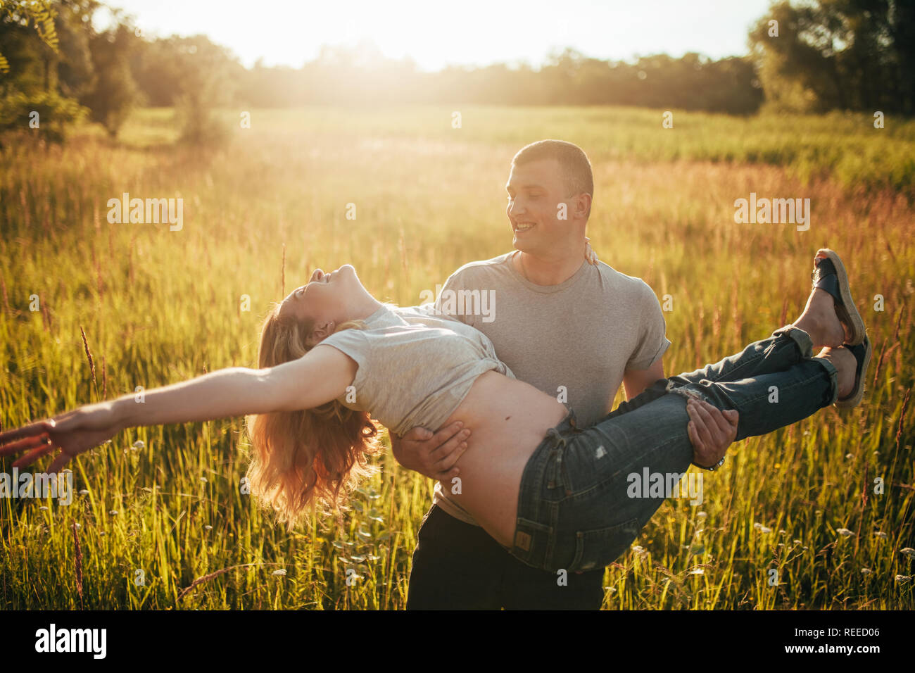 Un jeune homme porte sur sa femme enceinte d'armes tout en marchant à  travers la forêt Photo Stock - Alamy