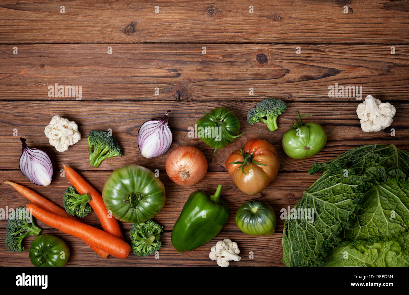 Légumes frais : carottes, chou, brocoli, oignons, poivrons sur un vieux fond de bois. Vue de dessus Banque D'Images