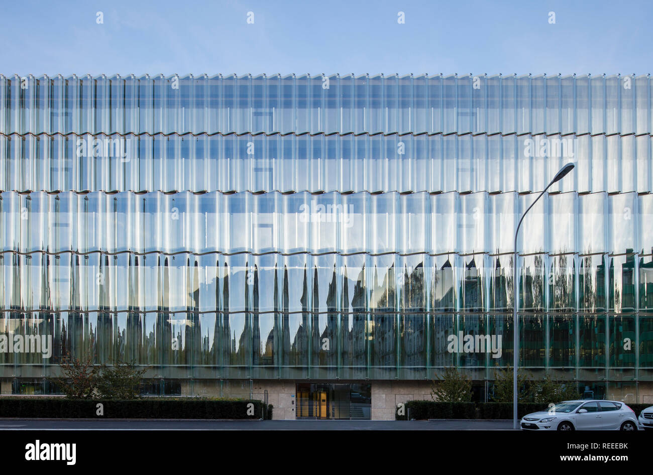 Façade en verre ondulé. Siège de bureau Swiss Re, Zurich, Suisse. Architecte : Diener & Diener, 2017. Banque D'Images