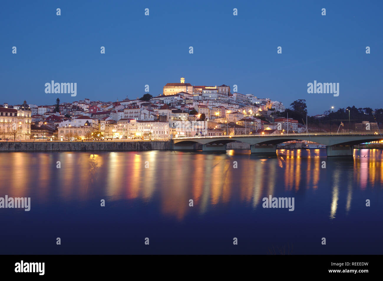 Avis de Coimbra et la rivière Mondego au cours d'une soirée d'hiver Banque D'Images