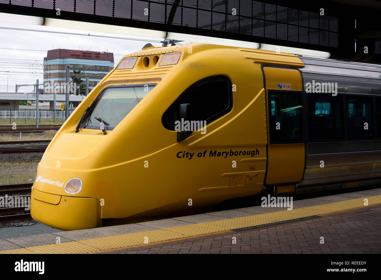 Inclinaison électrique ferroviaire Queeensland 'Train ville de Cairns' à la gare de Roma Street, Brisbane, Australie Banque D'Images