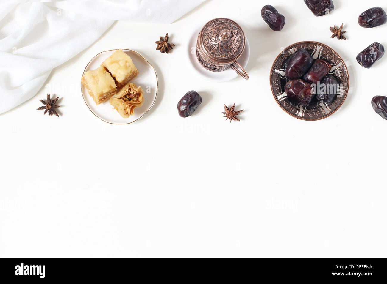 Ramadan Kareem carte de vœux, invitation. Plaque de bronze avec les dates des fruits, pâtisserie baklava, tasse de café, d'anis étoile sur le tableau blanc. Dîner d'iftar. Eid ul Banque D'Images