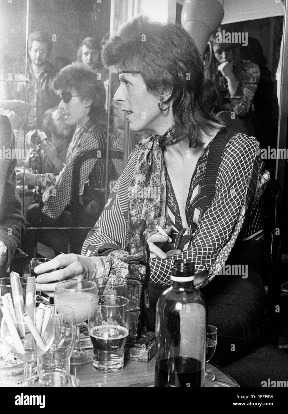 Amsterdam, Pays-Bas - 13 février : David Bowie, le port d'un pansement oculaire procède à une conférence de presse à l'Hôtel Amstel, à Amsterdam, le 13 février 1974 (photo de Gijsbert Hanekroot) Banque D'Images