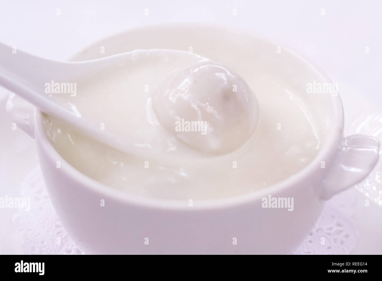 Boules de riz gluant au remplissage à chaud dans la soupe aux amandes Banque D'Images