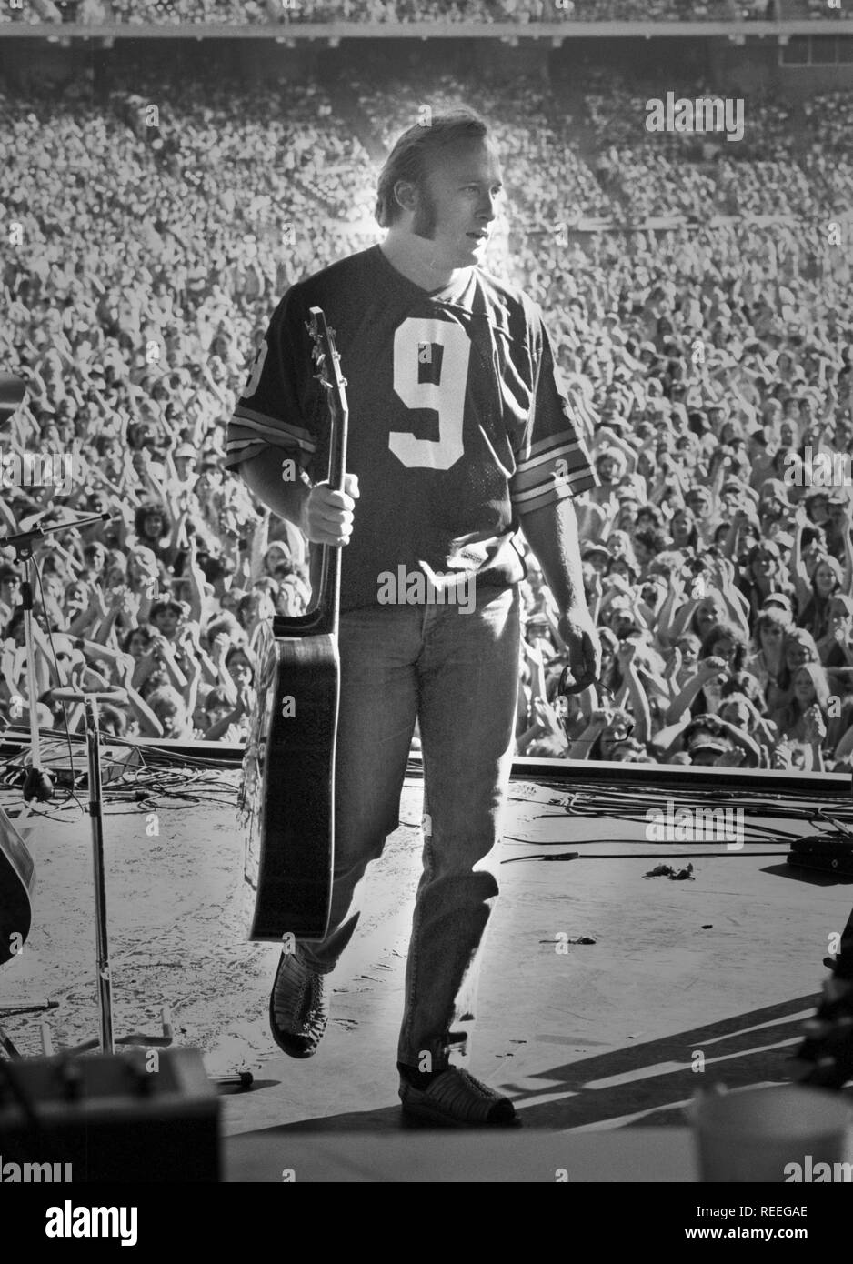 OAKLAND, USA - Le 14 juillet : Après le spectacle : Stephen Stills sur scène à Crosby, Stills, Nash & Young performance live au stade d'Oakland, Californie le 14 juillet 1974 lors de leur tournée américaine de 1974. (Photo de Gijsbert Hanekroot) Banque D'Images