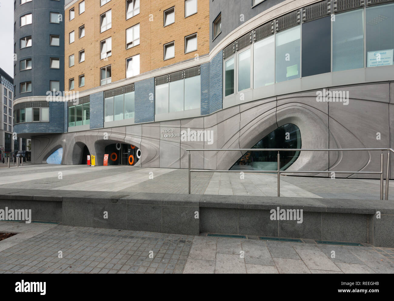 Roca London Gallery, showroom futuriste à Chelsea Harbour conçu par Zaha Hadid Architects, façade Banque D'Images
