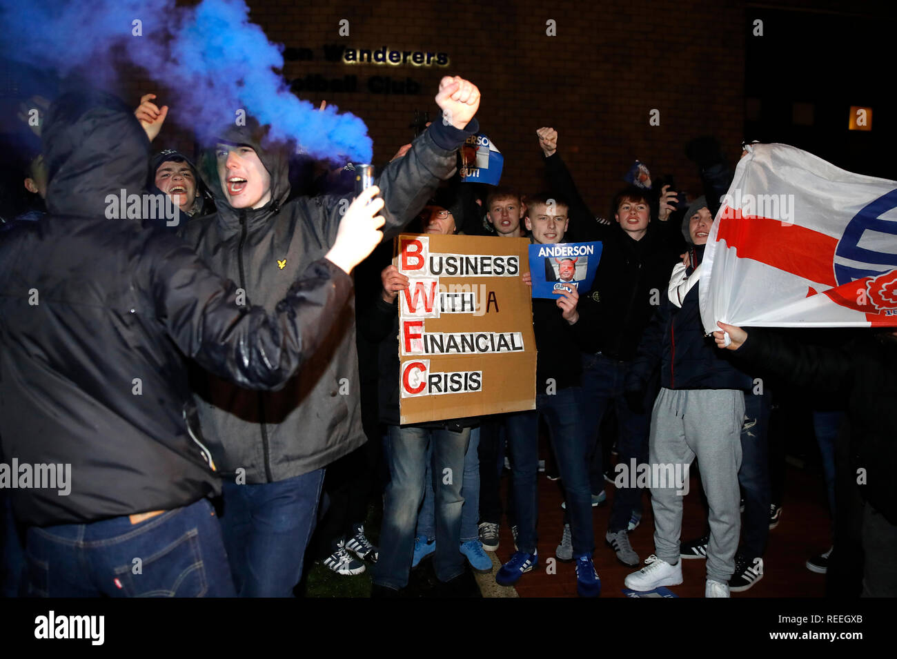 Bolton Wanderers fans protester contre le président et actionnaire majoritaire Ken Anderson avant le match de championnat Sky Bet à l'Université de Bolton Stadium. Banque D'Images
