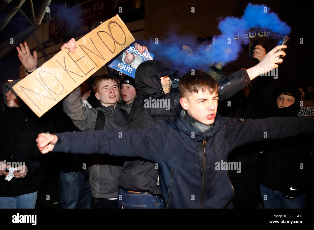 Bolton Wanderers fans protester contre le président et actionnaire majoritaire Ken Anderson avant le match de championnat Sky Bet à l'Université de Bolton Stadium. Banque D'Images