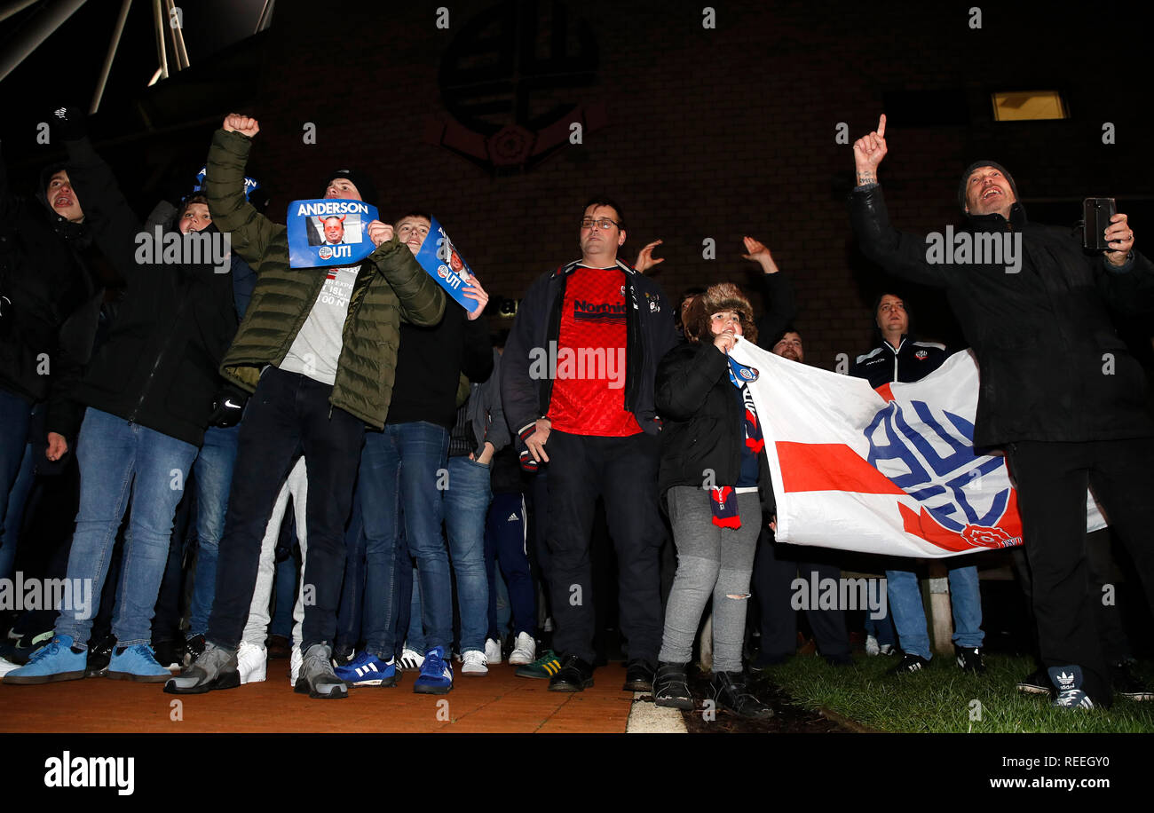 Bolton Wanderers fans protester contre le président et actionnaire majoritaire Ken Anderson avant le match de championnat Sky Bet à l'Université de Bolton Stadium. Banque D'Images