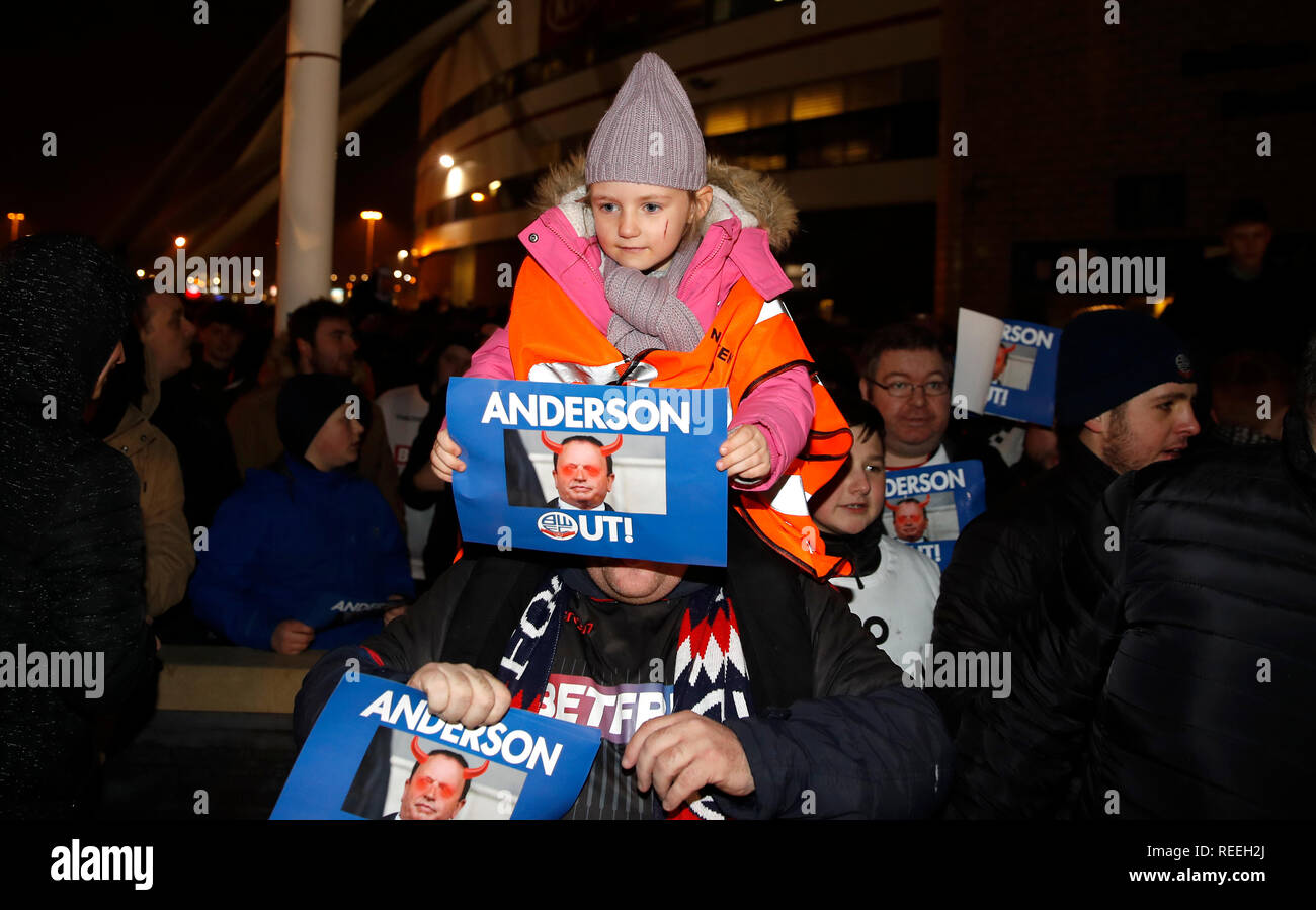 Bolton Wanderers fans protester contre le président et actionnaire majoritaire Ken Anderson avant le match de championnat Sky Bet à l'Université de Bolton Stadium. Banque D'Images