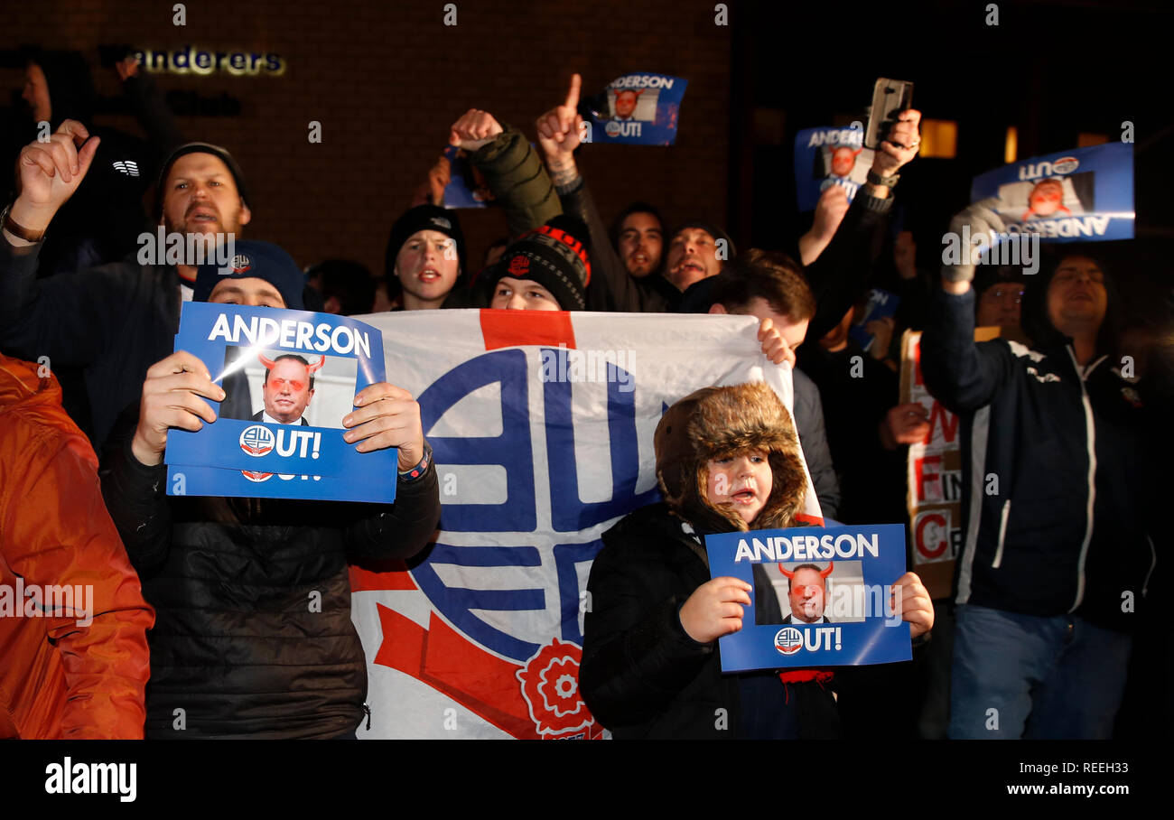 Bolton Wanderers fans protester contre le président et actionnaire majoritaire Ken Anderson avant le match de championnat Sky Bet à l'Université de Bolton Stadium. Banque D'Images
