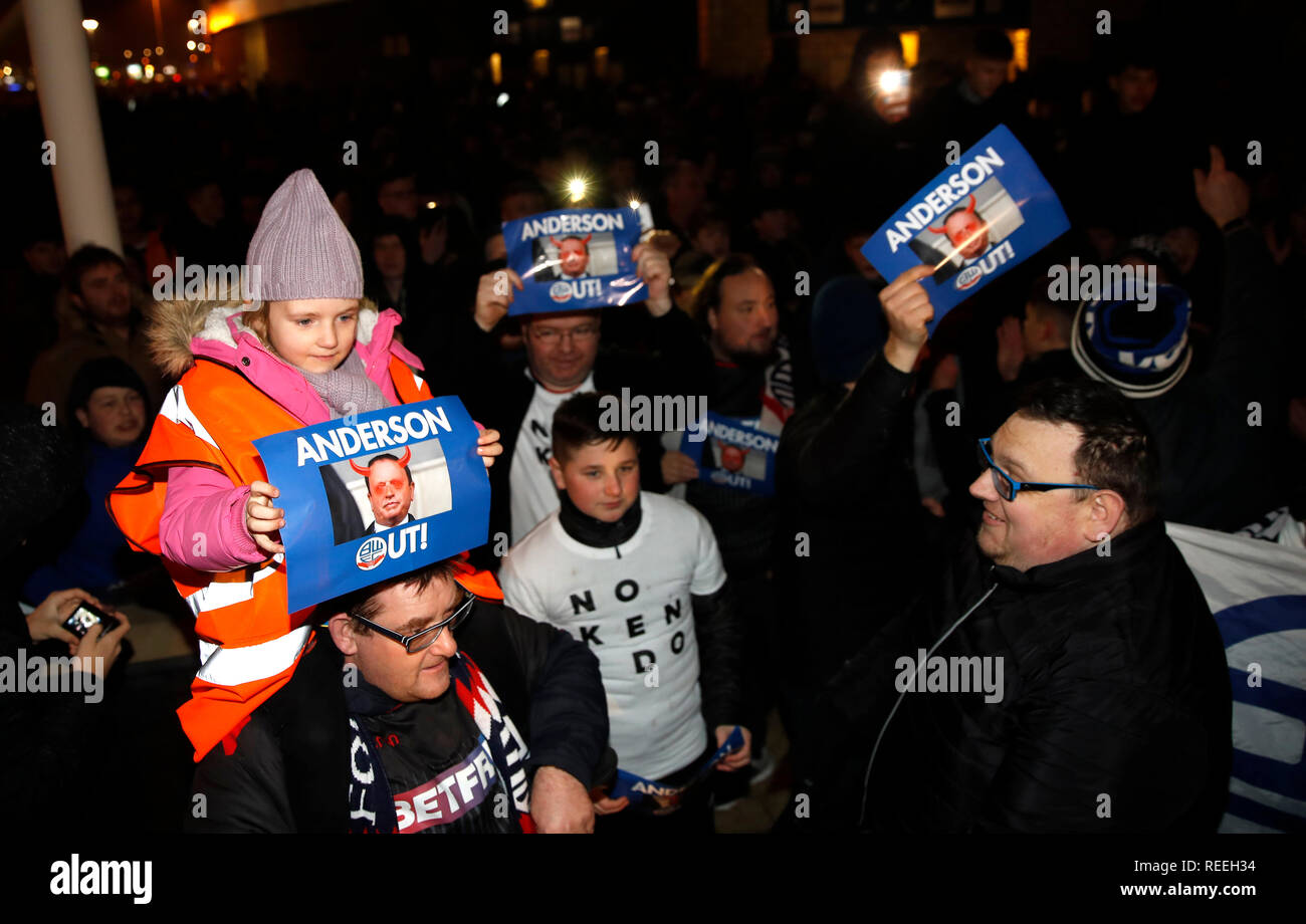 Bolton Wanderers fans protester contre le président et actionnaire majoritaire Ken Anderson avant le match de championnat Sky Bet à l'Université de Bolton Stadium. Banque D'Images