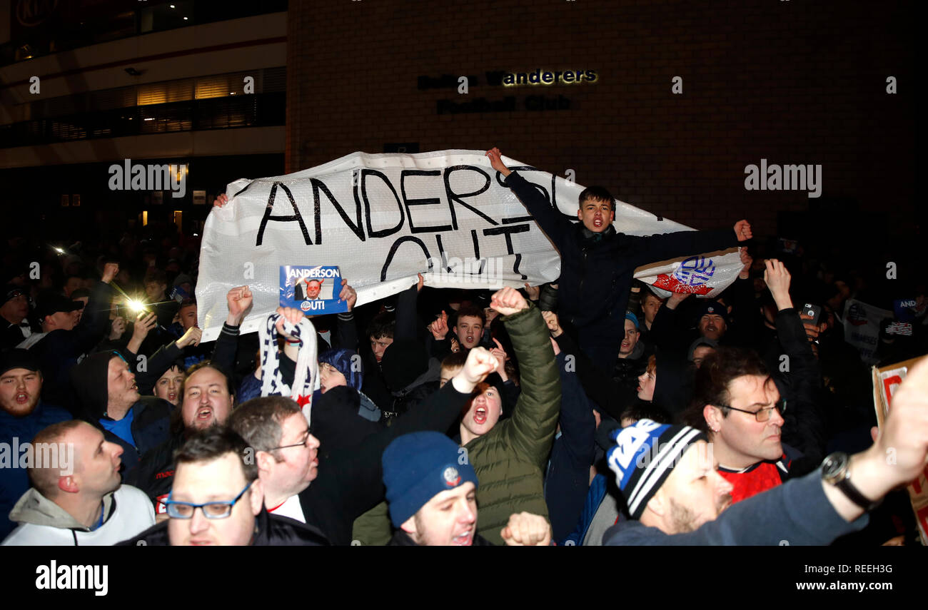 Bolton Wanderers fans protester contre le président et actionnaire majoritaire Ken Anderson avant le match de championnat Sky Bet à l'Université de Bolton Stadium. Banque D'Images