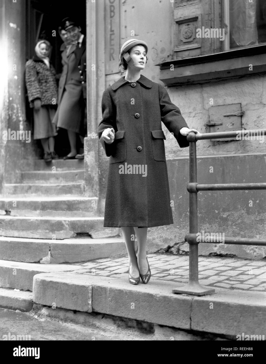 À la mode dans les années 1950. Une jeune femme porte une robe typique des  années 50. Elle pose dans la tenue dans une rue. La Suède des années 1950.  Kristoffersson Photo