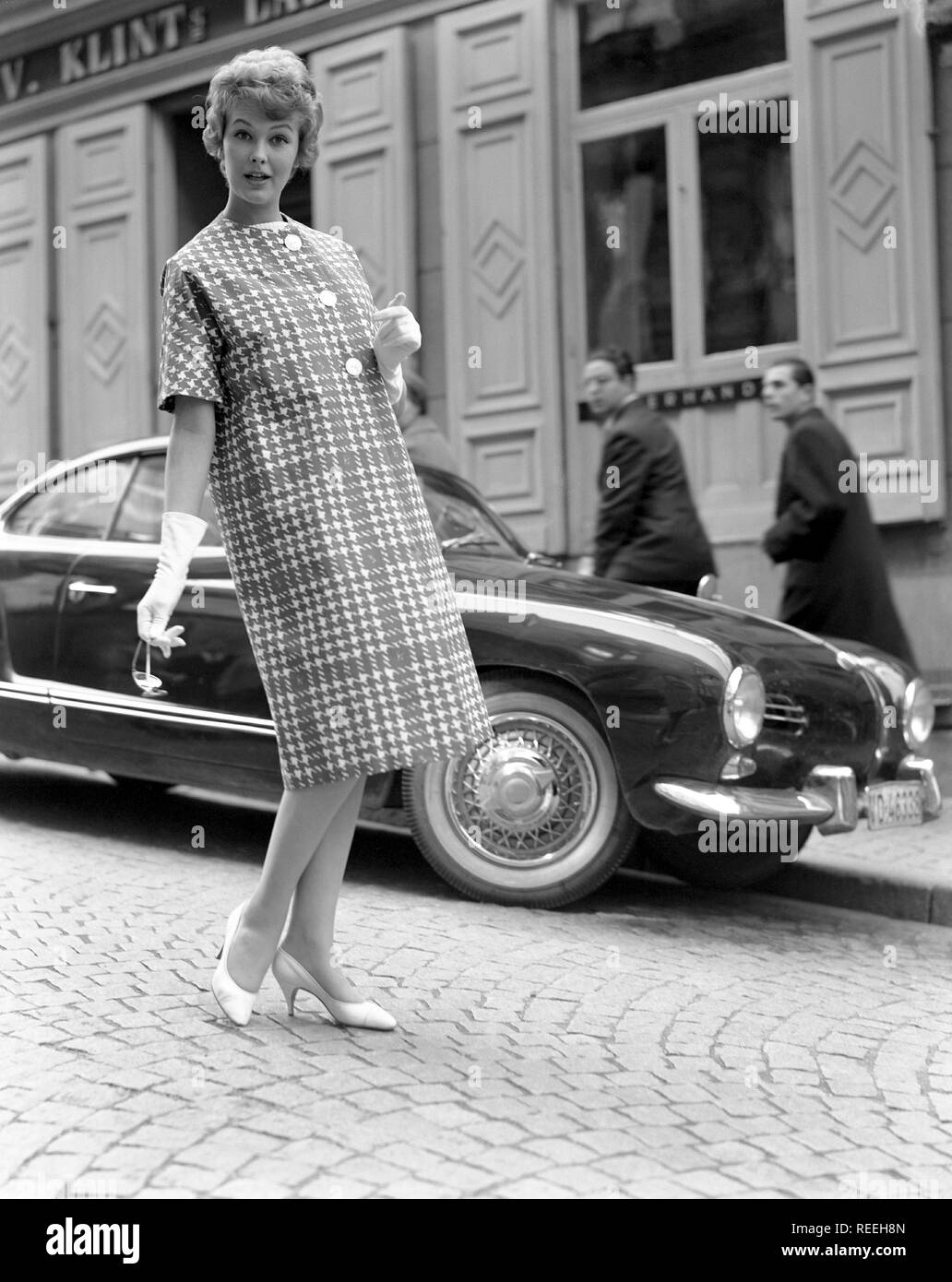 À la mode dans les années 1950. Une jeune femme porte une robe typique des  années 50. Elle pose dans la tenue dans une rue. La Suède des années 1950.  Kristoffersson Photo