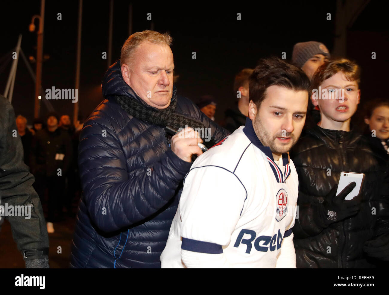 Ancien joueur des Bolton Wanderers John McGinlay signe un autographe lors de la Sky Bet match de championnat à l'Université de Bolton Stadium. Banque D'Images