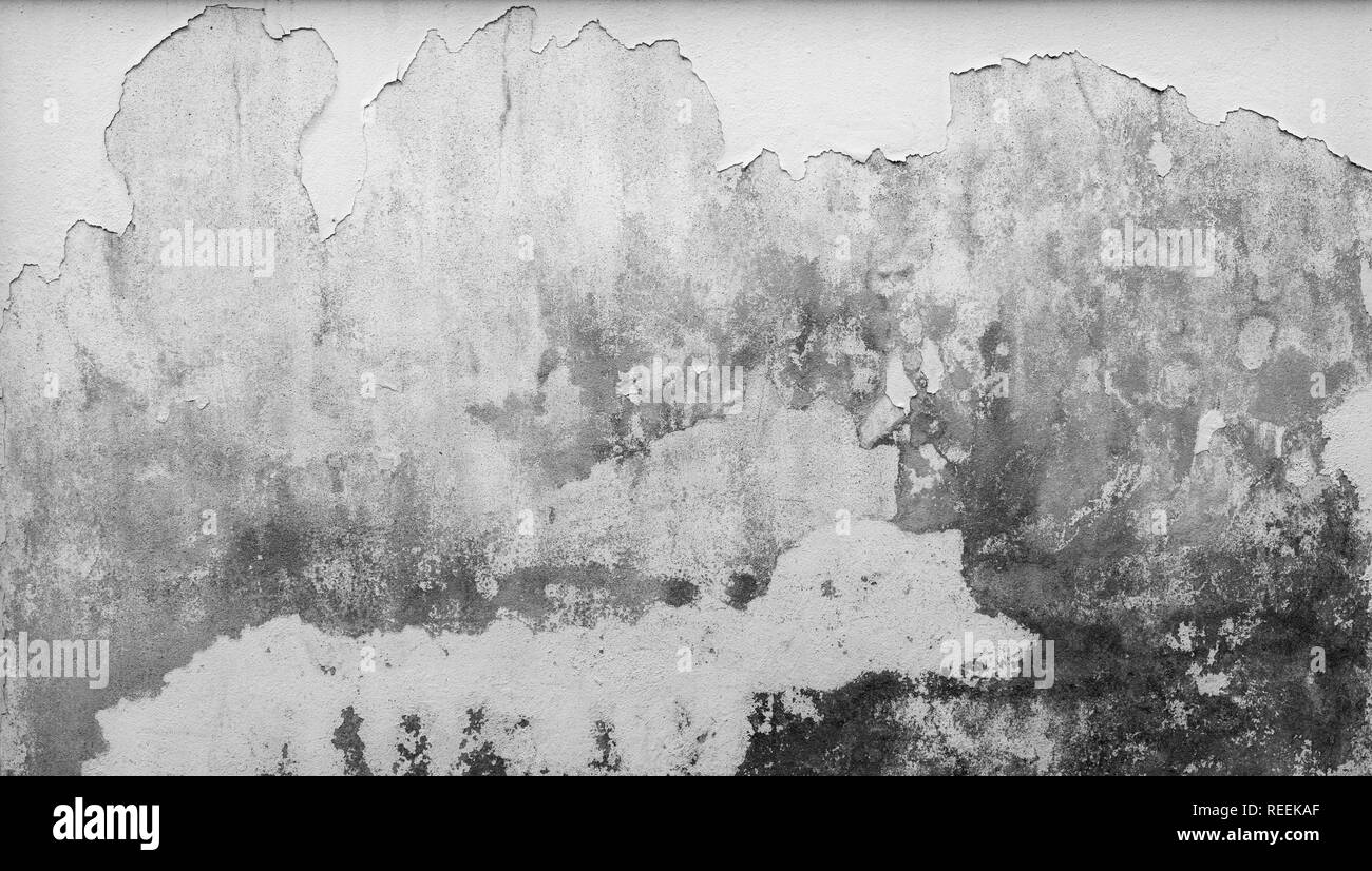 Vieux mur de béton blanc sont d'exfoliation. Mur de béton peinture texture abstrait arrière-plan. S'est détériorée au fil du temps. Fissure mur de ciment. Banque D'Images