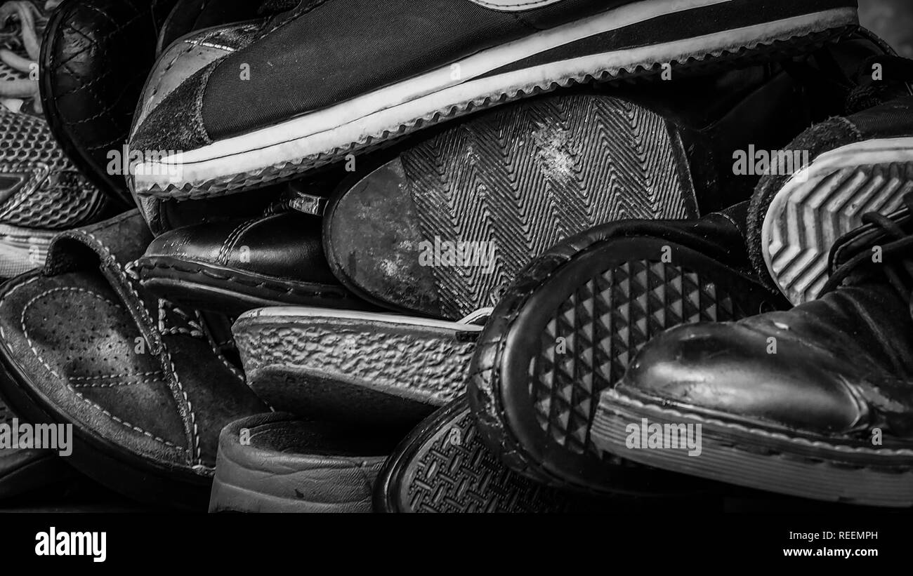 Close up of old dirty homme chaussures. Chaussures utilisées. Tas de vieilles chaussures. Un grand nombre de chaussures hommes sale. Chaussures hommes collection avec pas organisée. Garder les hommes chaussure avec d Banque D'Images