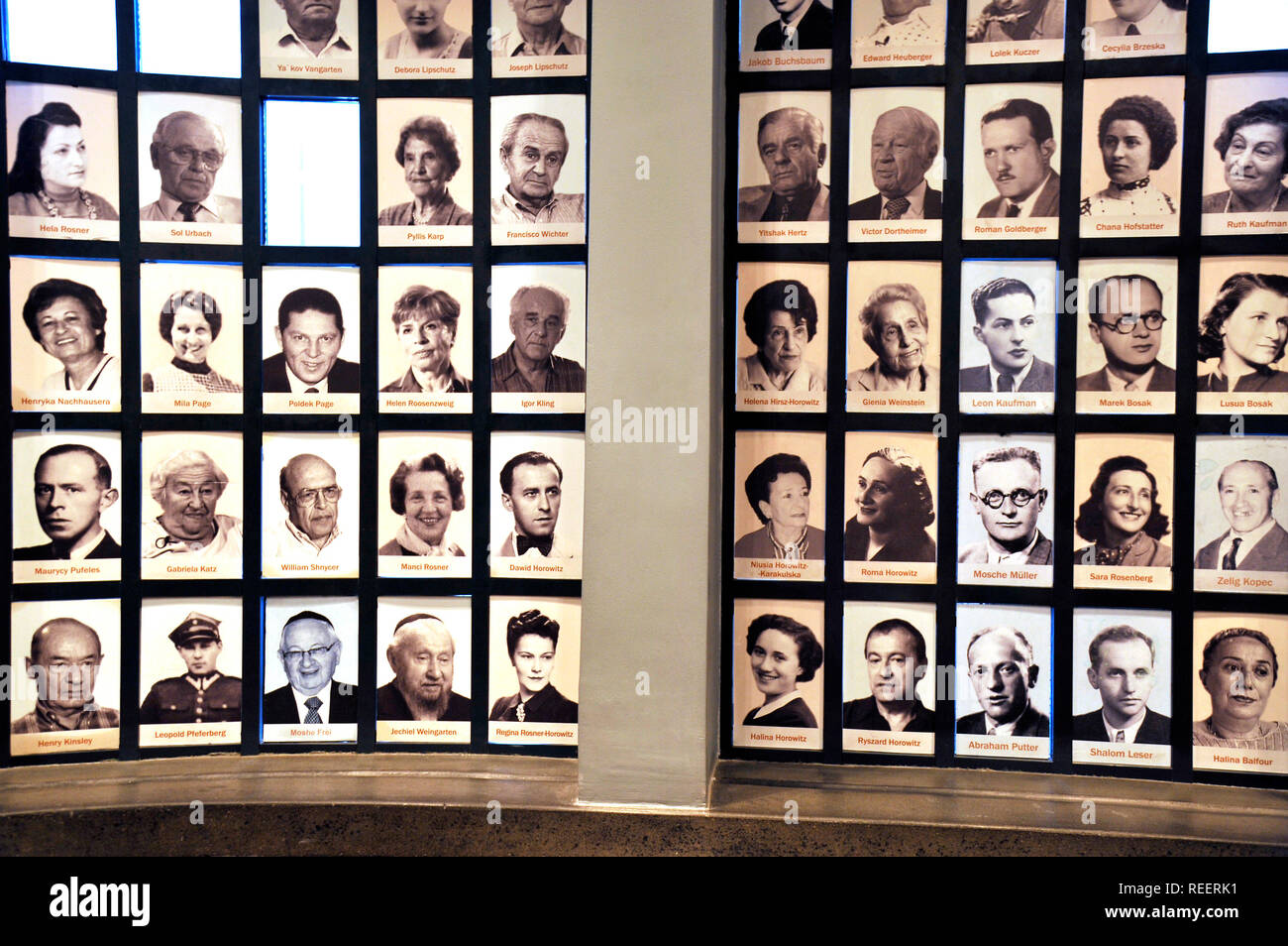 Pologne, Cracovie : musée installé dans l'usine d'émail de l'Oskar Schindler. Portraits de juifs sur liste d'SchindlerÕs Banque D'Images