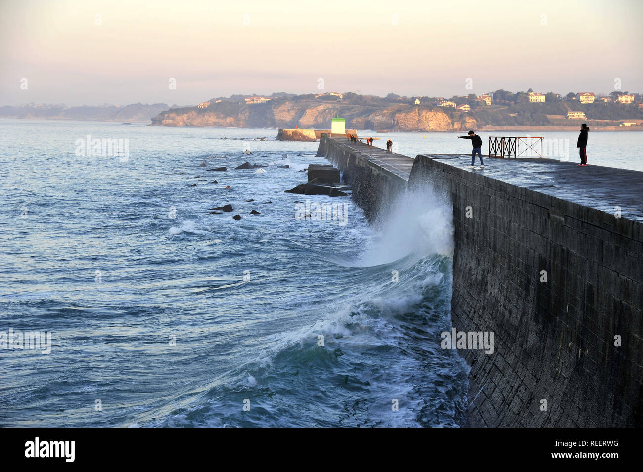Ciboure (sud-ouest de la France) : Les vagues se briser sur la jetée de Socoa pendant une tempête en hiver. Banque D'Images