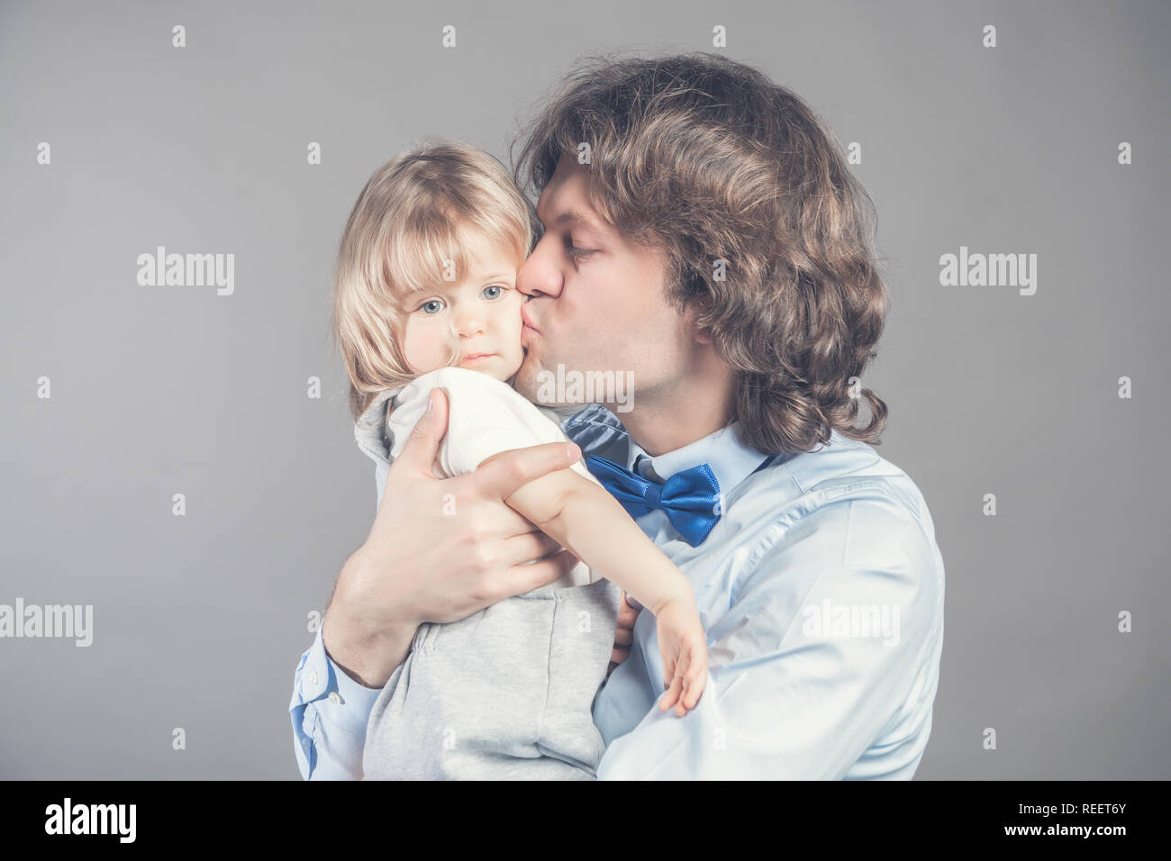 Pere Avec Son Jeune Bebe De Caliner Et L Embrasser Sur La Joue Heureux Parents L Amour Bouquet De Baisers De Papa Fait Sa Fille Pour Enfants S Ennuyer La Tendresse Photo Stock Alamy