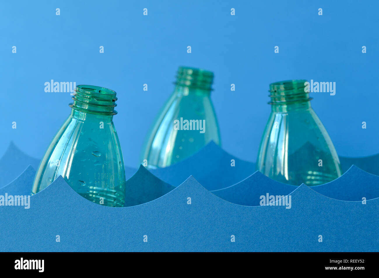 Les bouteilles en plastique flottant sur l'eau - pollution de la mer concept Banque D'Images