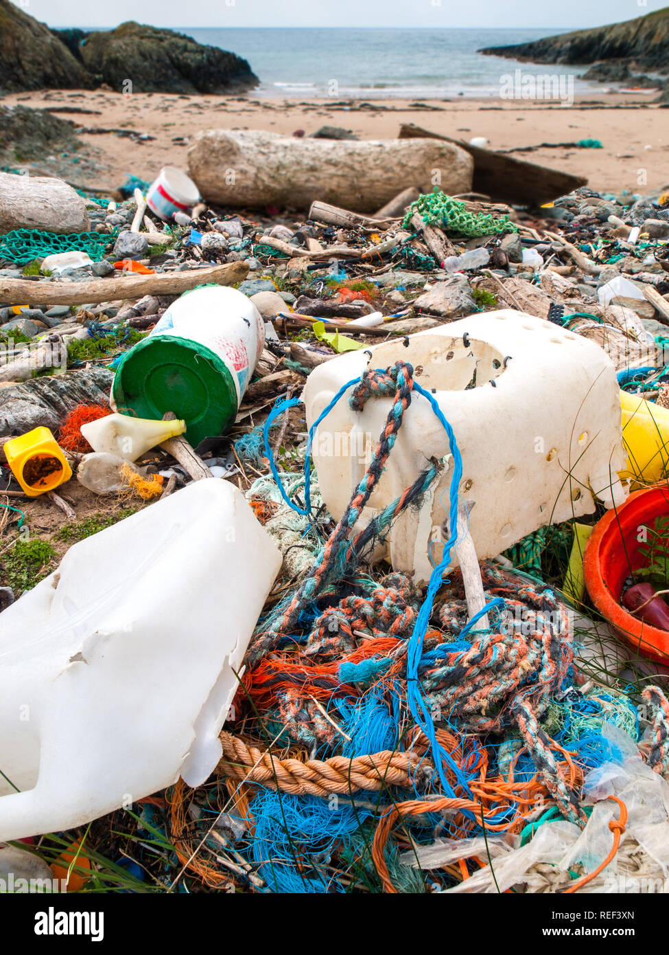 Les plastiques et autres pollutions échoués sur une plage, Anglesey, Pays de Galles, Royaume-Uni Banque D'Images