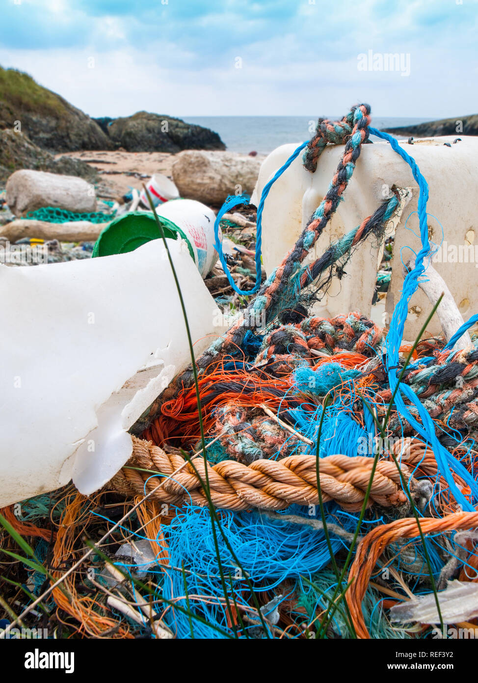 Les plastiques et autres pollutions échoués sur une plage, Anglesey, Pays de Galles, Royaume-Uni Banque D'Images