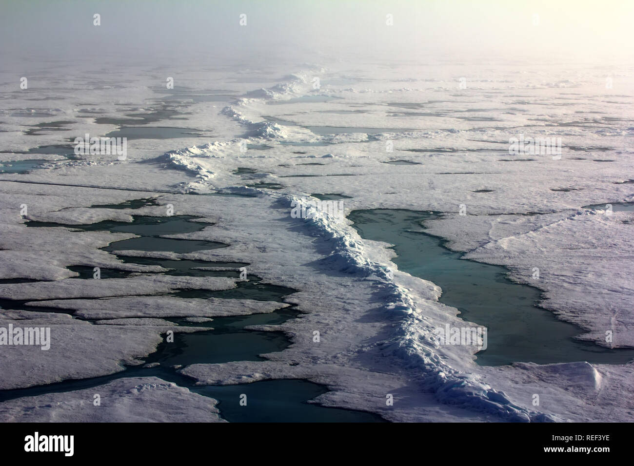 La banquise près du pôle Nord, la glace polaire bosselée. Journée polaire dans la position la plus basse du soleil à la fin de juin Banque D'Images