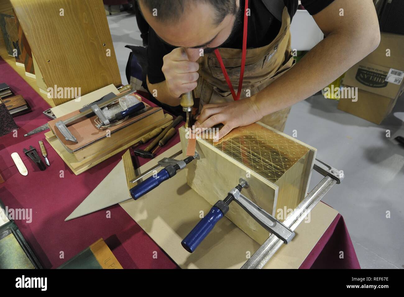Milan (Italie), juste de la Culture, démonstration de reliure artisanale pour la restauration de livres anciens Banque D'Images