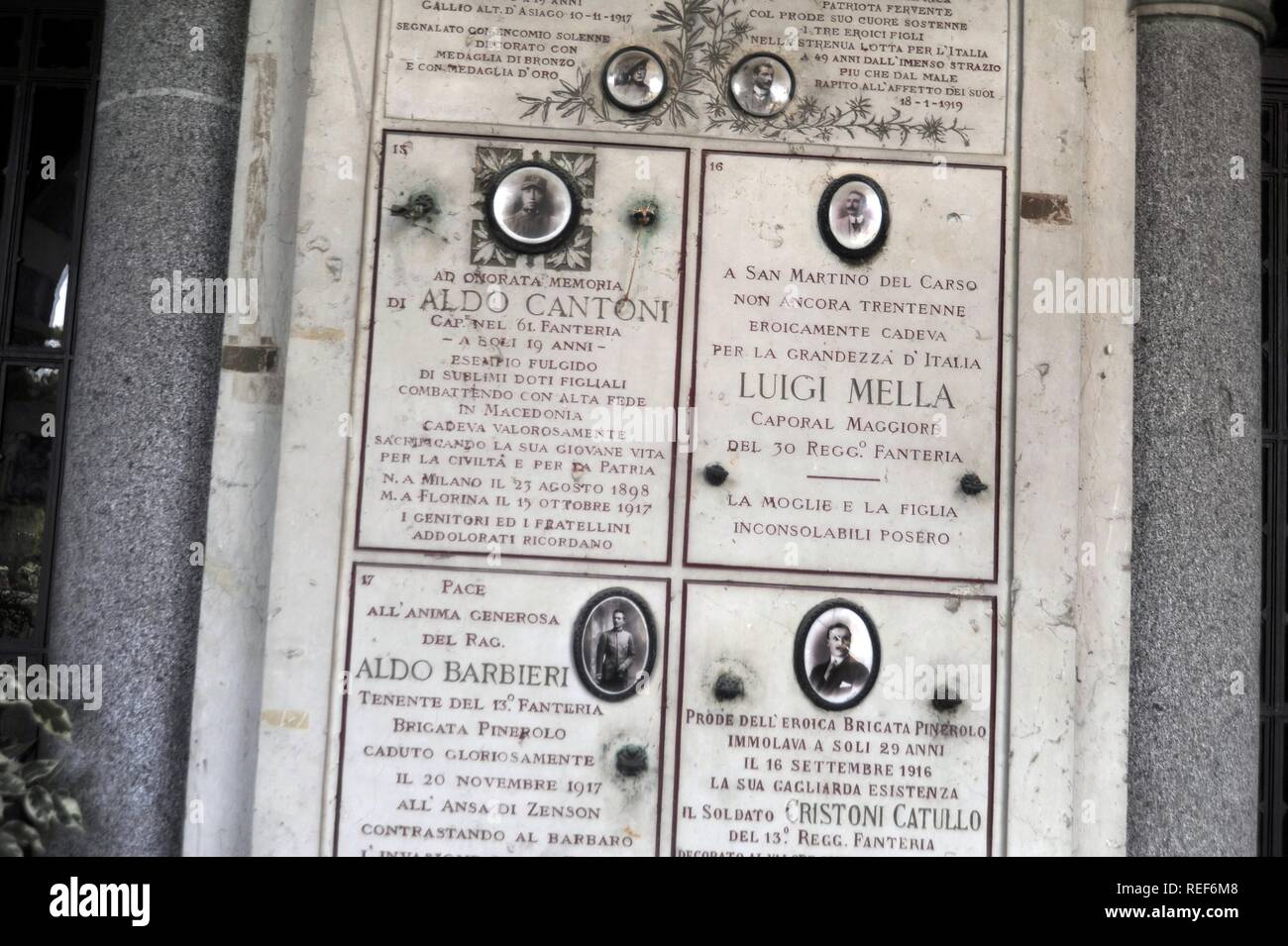 Milan (Italie), Cimitero Monumentale (cimetière monumental), pierres tombales dans la mémoire des soldats tombés lors de la Première Guerre mondiale Banque D'Images