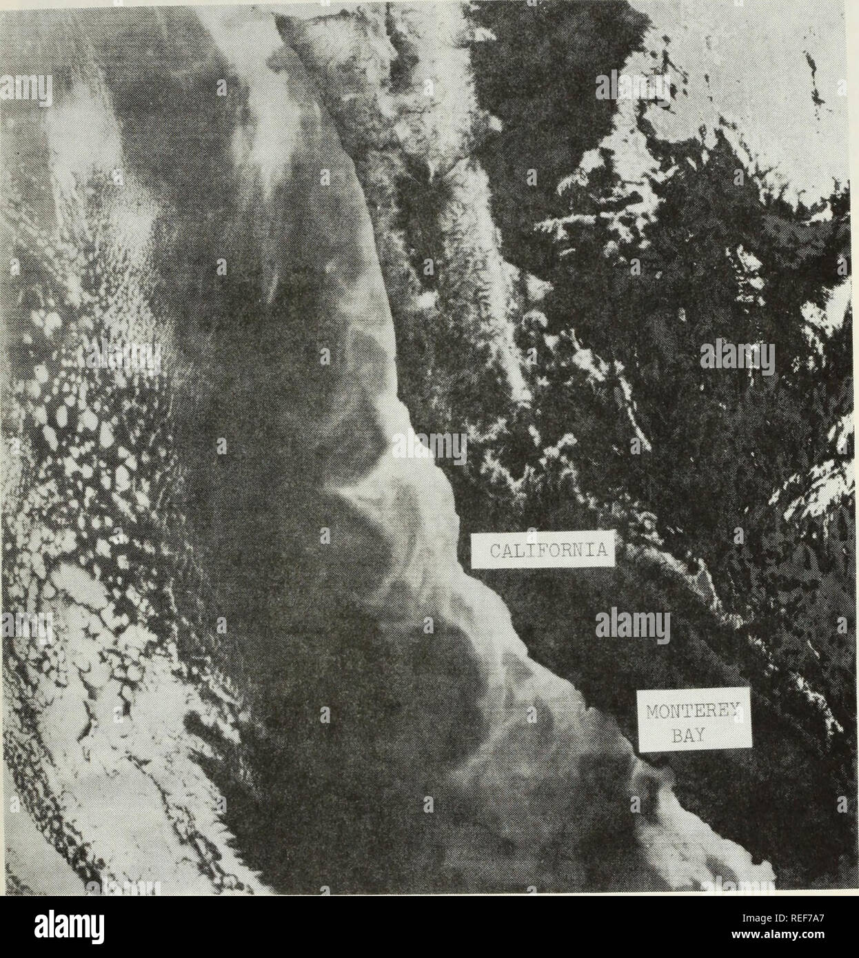 . Une comparaison des images satellites capables de détecter les caractéristiques de la surface de l'océan.. L'océanographie. La figure 2. Produits VHRR NOAA-3, 11 septembre 1974. Il s'agit d'une mise en valeur photographique produite à partir de l'image infrarouge. Cette image montre de nombreuses formations en raison de la gyre le mélange entre le littoral et les masses d'eau et de l'upwelling déménagement sud courant océanique au large de la côte du Pacifique. Un filtre de brouillard était présent près de Monterey Bay (en bas à droite) mais n'est pas distinguée de la surface de la mer sans l'appui des fonctions de l'image visuelle de la Figure 1. Fourni par Larry Braeker NOAA-NESS , Redwood City, CA Banque D'Images