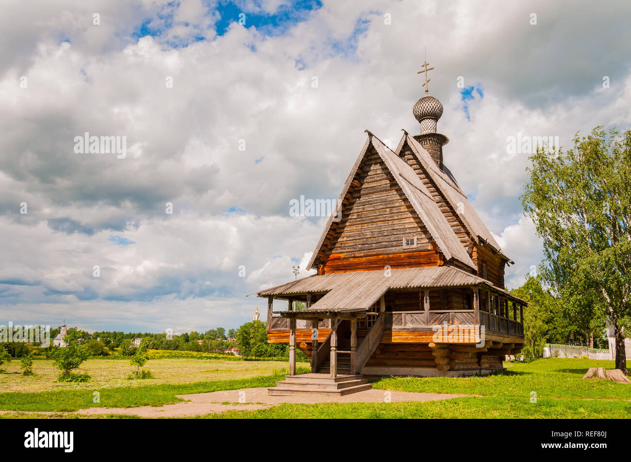 L'église en bois traditionnel russe dans l'ancienne ville de Suzdal, la Russie. Anneau d'or. Banque D'Images