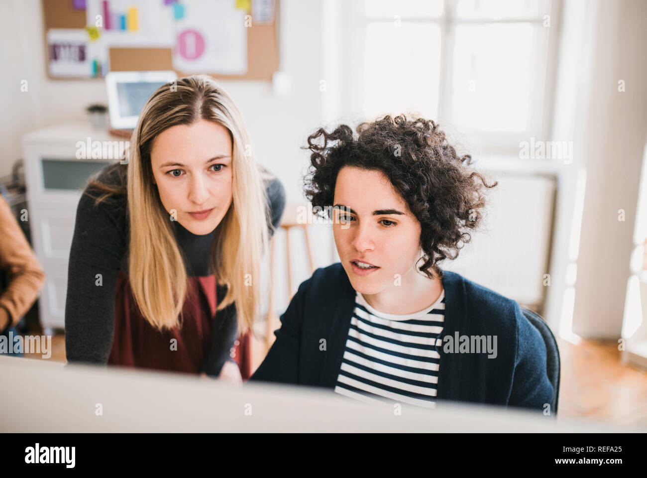 Deux femmes d'affaires avec ordinateur dans un bureau moderne, de travailler. Banque D'Images