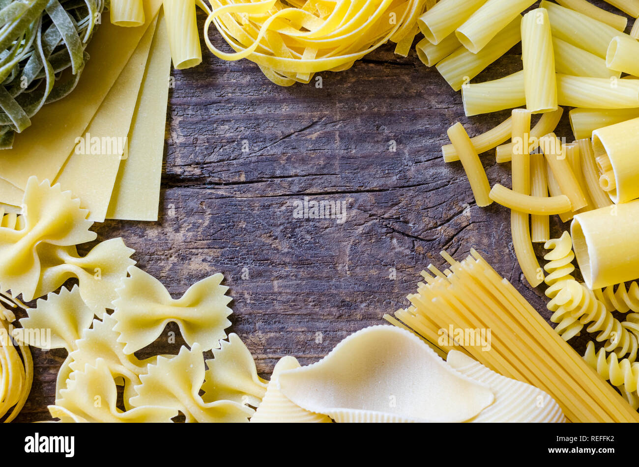 À partir de la trame des différents types et formes de pâtes italiennes sur le vieux fond de bois d'en haut. La cuisine italienne food Concept et design de menu. Pâtes sèches b Banque D'Images