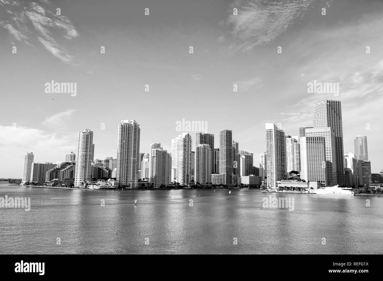 Gratte-ciel de Miami avec bleu ciel nuageux,bateau ou en bateau à côté du centre-ville de Miami, Aerial view, South Beach Banque D'Images