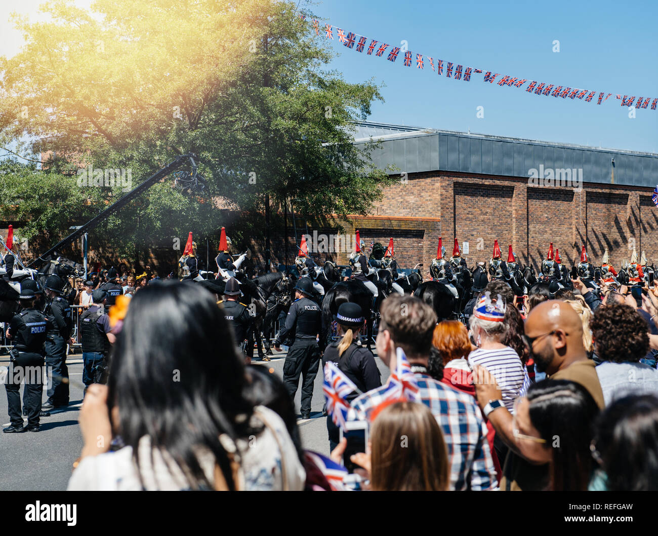 WINDSOR, Royaume-uni - Mai 19, 2018 : saluant la Garde royale en mars autour de la rue Windsor Castle avant de procession célébrer mariage du prince Harry de galles et Mme Meghan Markle Banque D'Images