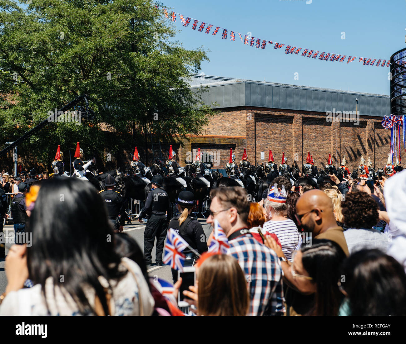 WINDSOR, Royaume-uni - Mai 19, 2018 : saluant la Garde royale en mars autour de la rue Windsor Castle avant de procession célébrer mariage du prince Harry de galles et Mme Meghan Markle Banque D'Images