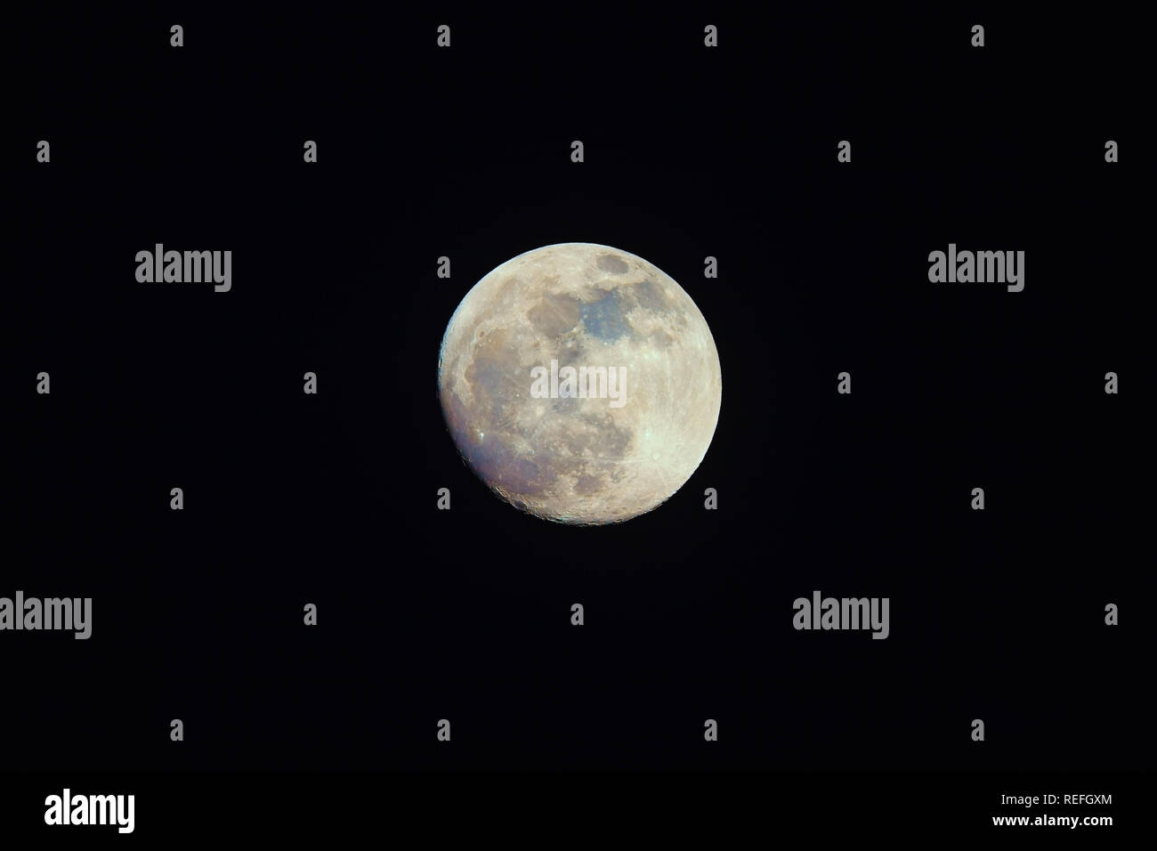 Sur la lune couleur ciel de nuit. Couleurs naturelles de notre satellite a souligné en postproduction Banque D'Images