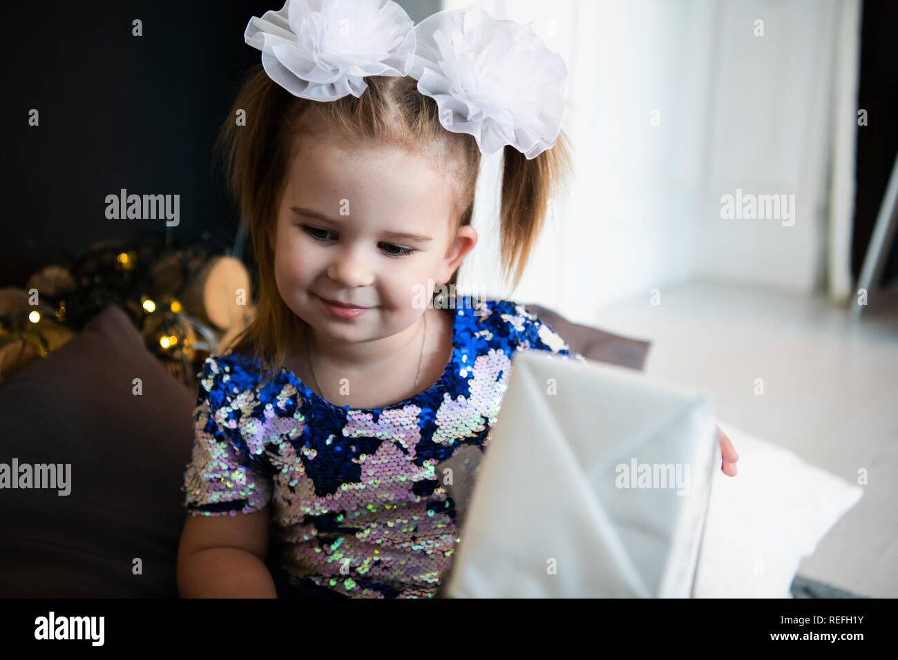 Portrait of little pretty girl with birthday gift Banque D'Images