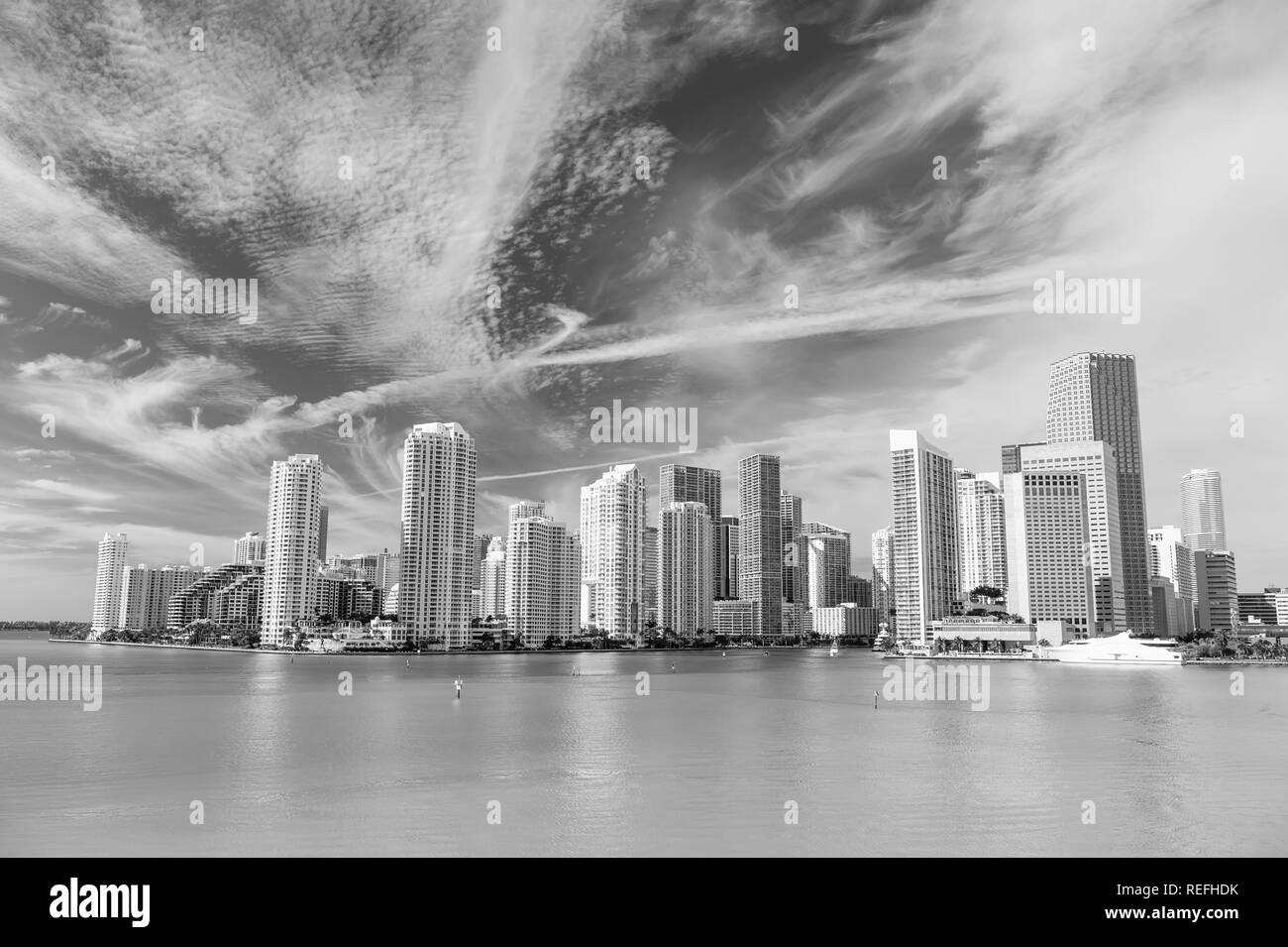 Miami skyline skyscrapers, bateau ou en bateau à côté du centre-ville de Miami, Aerial view, South Beach Banque D'Images