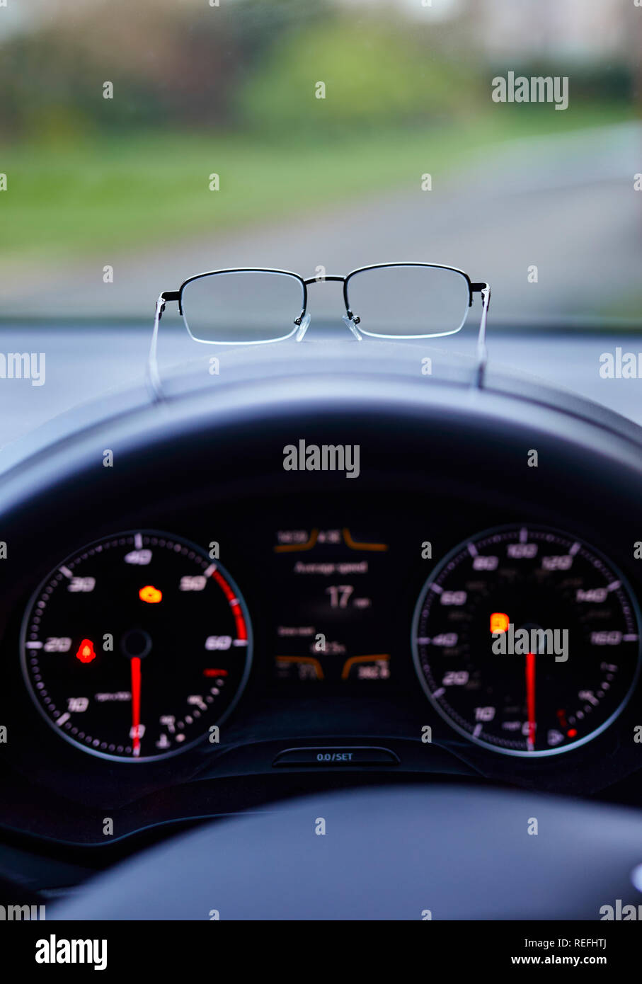 Paire de lunettes sur le tableau de bord de voiture Photo Stock - Alamy