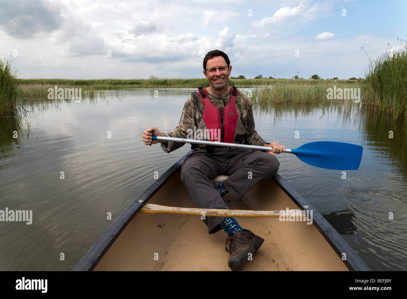 David Chapman dans un canot ; Hickling de large ; Norfolk UK Banque D'Images