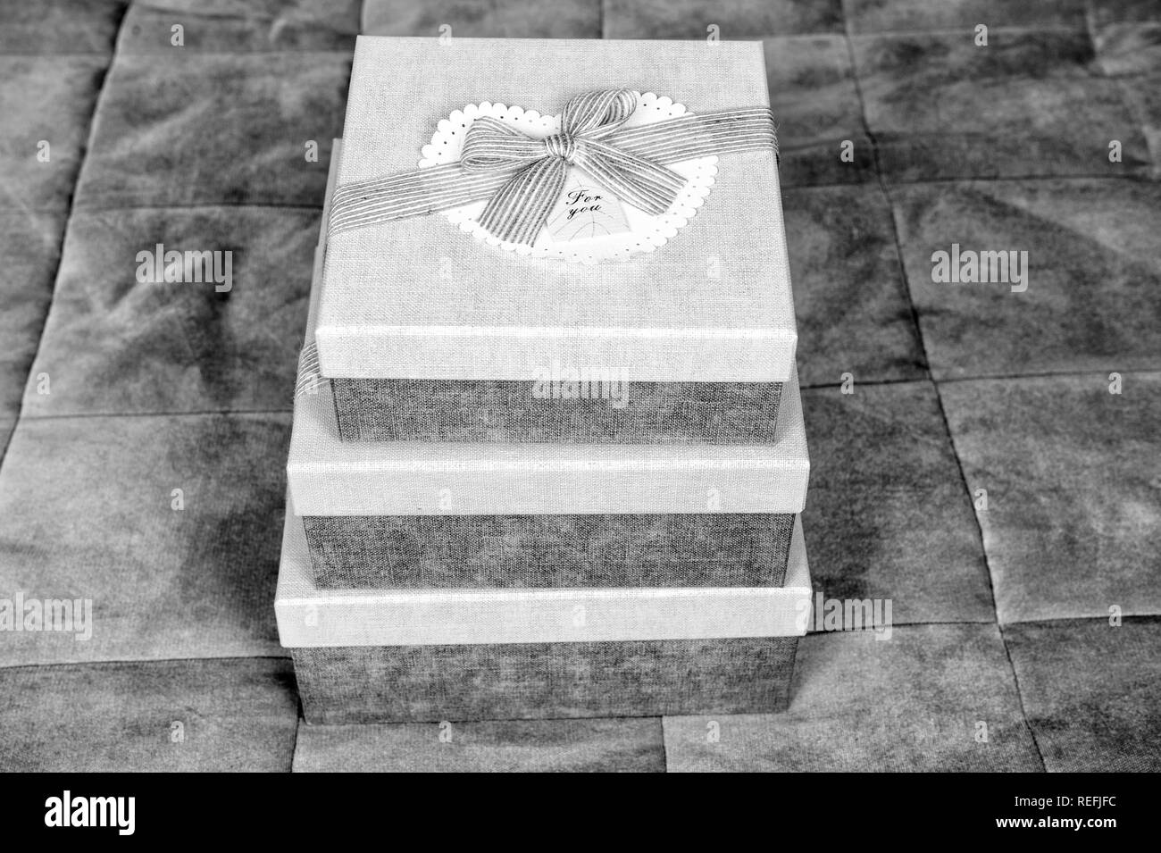 Boîtes avec coeur et ruban noeud sur un couvre-lit bleu arrière-plan. Boxing day concept. Saint Valentin, fête, anniversaire, célébration des fêtes. Banque D'Images