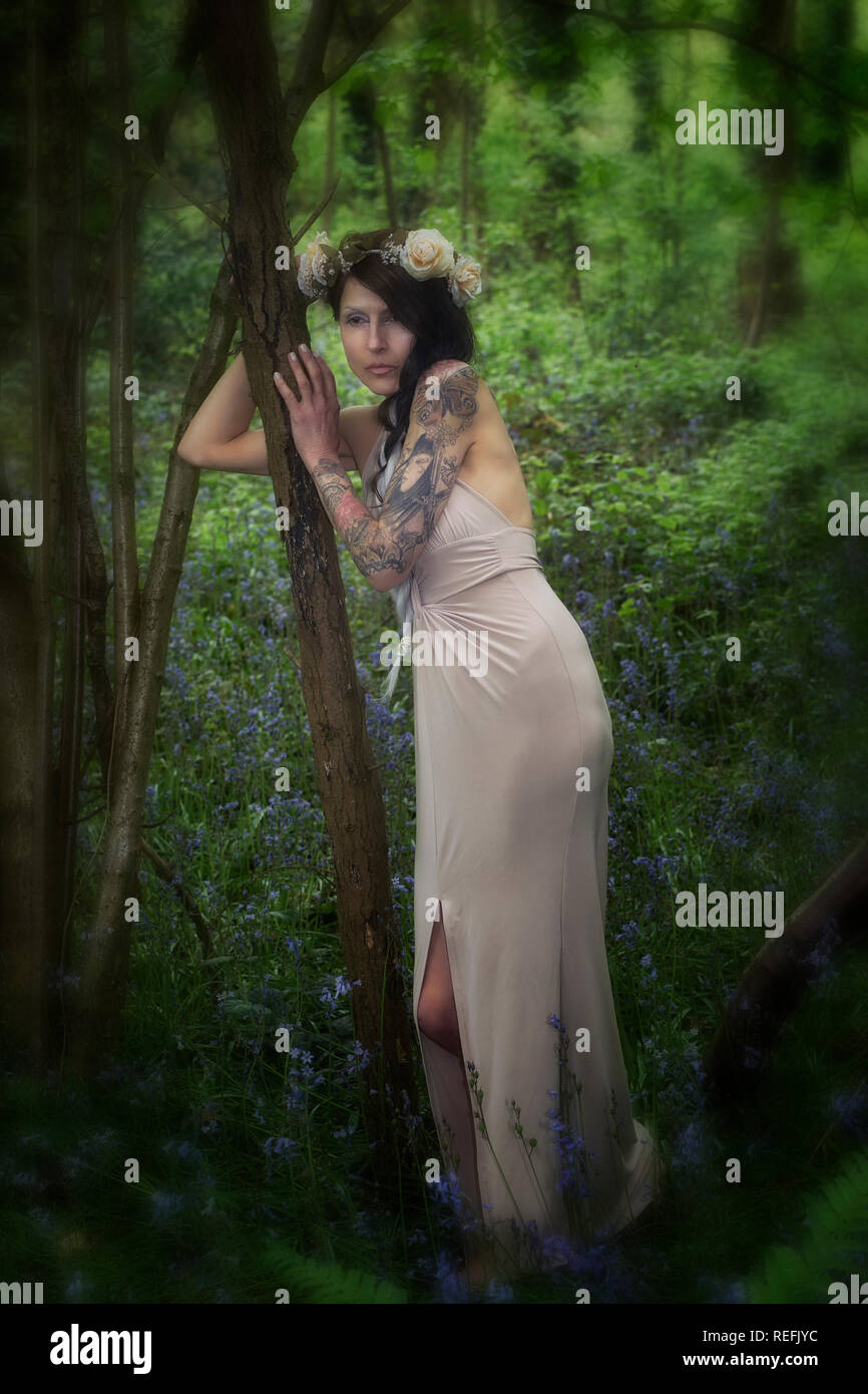 Femme en robe longue avec un arbre Banque D'Images