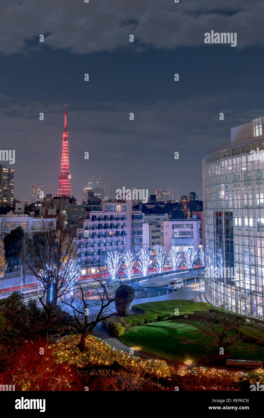 Vue de nuit à Mori jardin pendant l'hiver avec éclairage arrière-plan comme la Tour de Tokyo, Tokyo, Japon. Banque D'Images